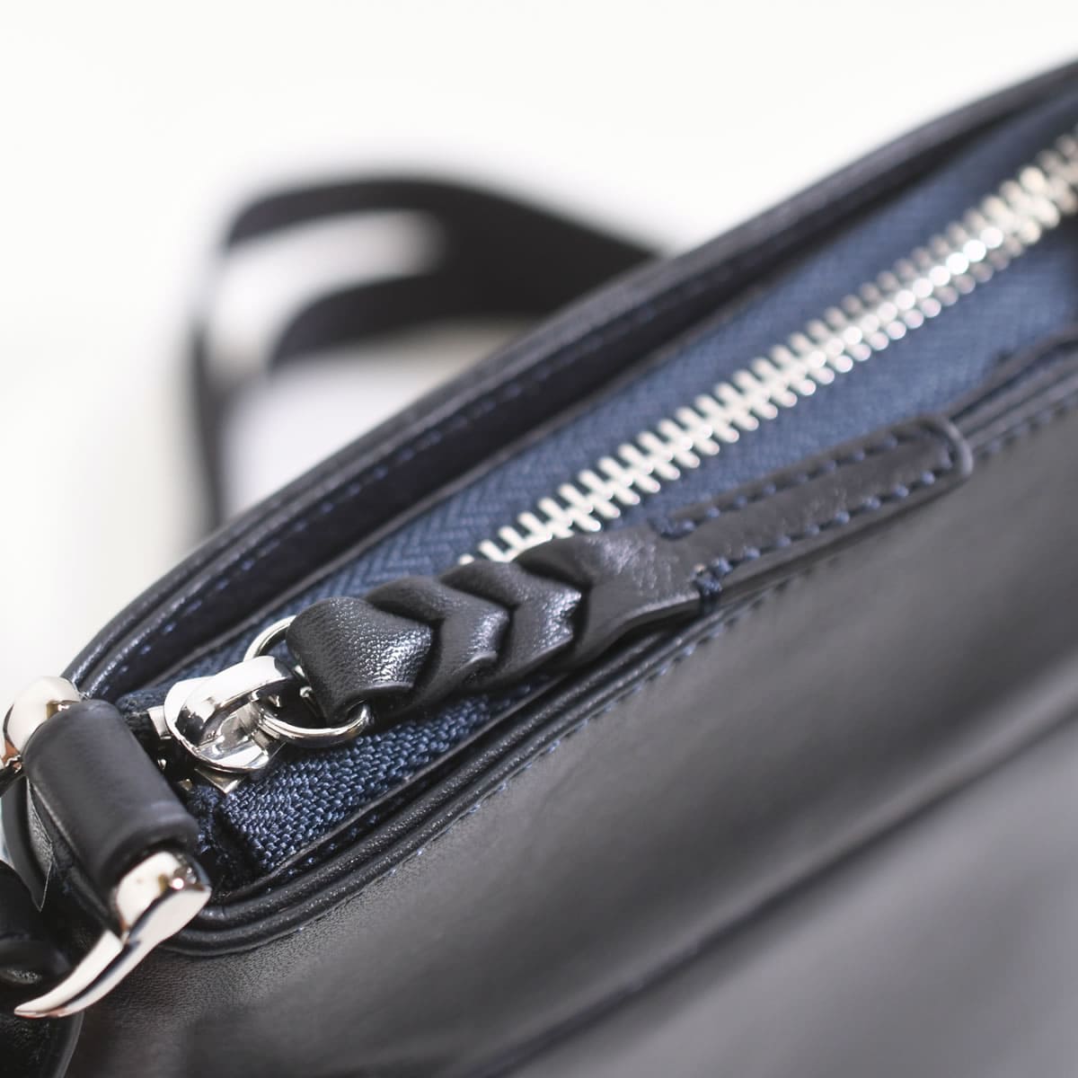 撥水 本革 ミニショルダー斜めがけ ショルダーバッグ メンズ